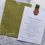 invitație nuntă cu catifea verde olive, sigiliu și panglică satinată