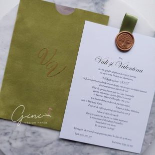 invitație nuntă cu catifea verde olive, sigiliu și panglică satinată